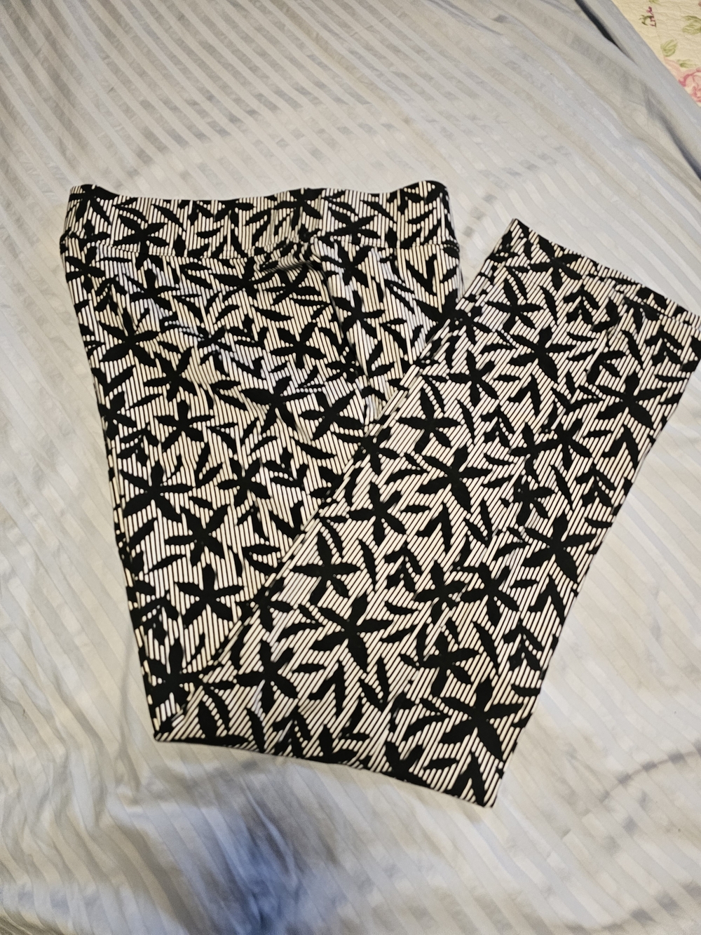 Lands End Black & White Womans Starfish Patterned Pants